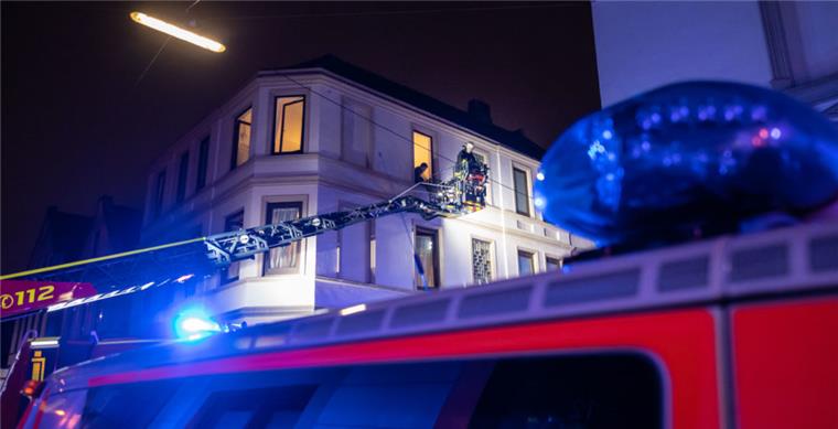 Brand in Leher Mehrfamilienhaus: Polizei geht von Brandstiftung aus Nach dem Feuer in Bremerhaven-Lehe geht die Polizei von vorsätzlicher Brandstiftung aus.