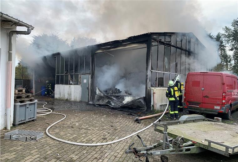 Nach dem Feuer in einer Werkstatthalle in Loxstedt steht die Brandursache noch nicht fest.