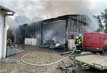 Nach dem Feuer in einer Werkstatthalle in Loxstedt steht die Brandursache noch nicht fest.