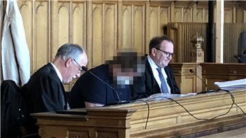 Nach dem Geständnis seiner Mutter sackte der Angeklagte auf der Anklagebank in sich zusammen.