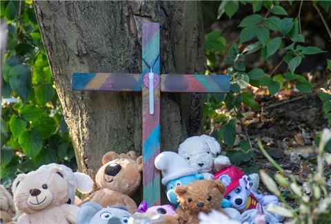  Nahe der Stelle in Pragsdorf, wo ein Sechsjähriger am 14.09.2023 mit Stichverletzungen gefunden wurde, an denen er später verstarb, steht ein buntes Kreuz und liegen Plüschtiere. 
