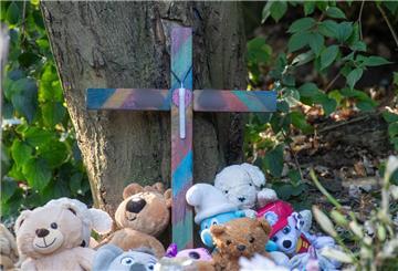  Nahe der Stelle in Pragsdorf, wo ein Sechsjähriger am 14.09.2023 mit Stichverletzungen gefunden wurde, an denen er später verstarb, steht ein buntes Kreuz und liegen Plüschtiere. 