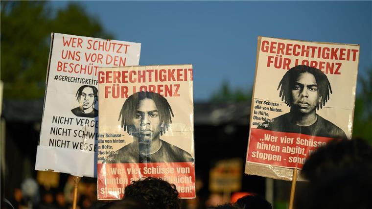 Anklage nach tödlichen Polizeischüssen wühlt auf Nach dem gewaltsamen Tod von Lorenz gab es große Demonstrationen. (Archivbild)