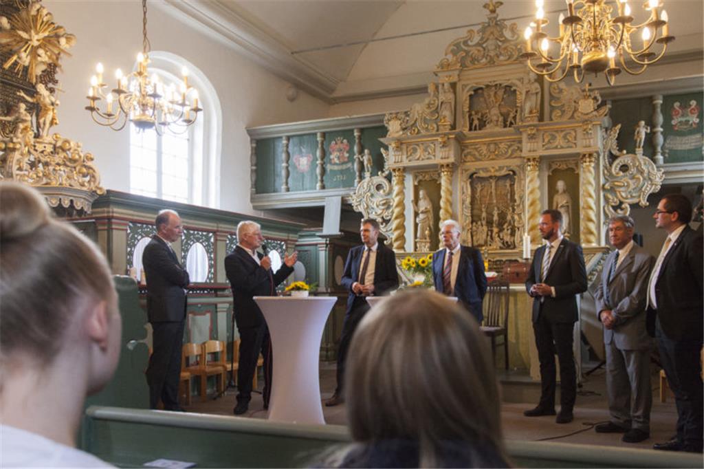 Nach dem Gottesdienst zur Talkshow: Pastor Bernd Passarge (2. von links) bat Lan...