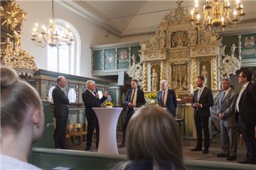 Nach dem Gottesdienst zur Talkshow: Pastor Bernd Passarge (2. von links) bat Lan...