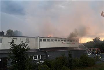 Nach dem Großbrand beim Bremerhavener Ruderverein kämpfen die Vereinsmitglieder immer noch mit Schaulustigen.