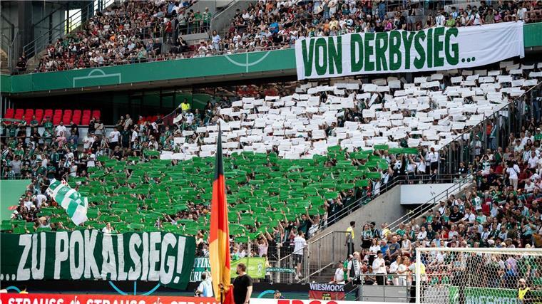 Tränen und Party-Befehl: Bayern-Frauen holen erstes Double Nach dem Halbfinal-Sieg gegen den HSV hofften die Werder-Fans auch auf einen Final-Triumph gegen den FC Bayern.