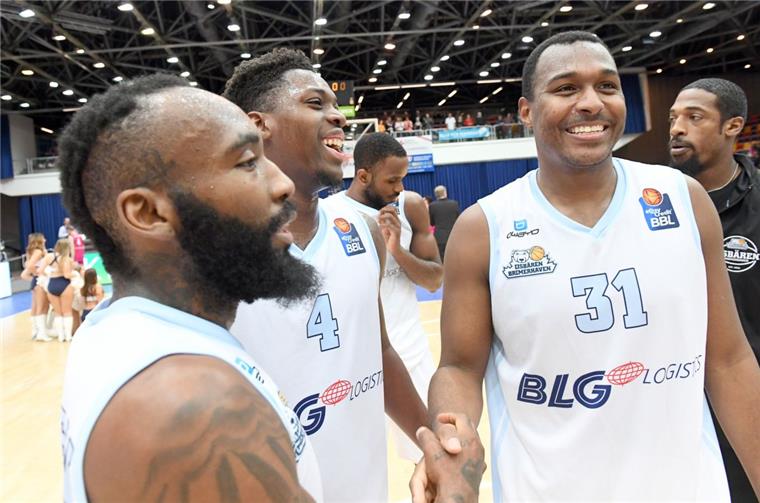 Eisbären Bremerhaven wollen Schwung nach Braunschweig mitnehmen Nach dem Heimsieg gegen Bonn waren die Eisbären-Profis (von links) Chris Warren, Armani Moore und Elston Turner bester Laune. Die wollen sie sich morgen von den Löwen Braunschweig nicht verderben lassen.