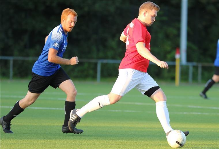 Heißes Derby zwischen TuS Jaderberg und 1. FC Nordenham Nach dem jüngsten Spiel gegen den FC Zetel ist auch Daniel Bremer (rechts) beim 1. FC Nordenham lädiert.