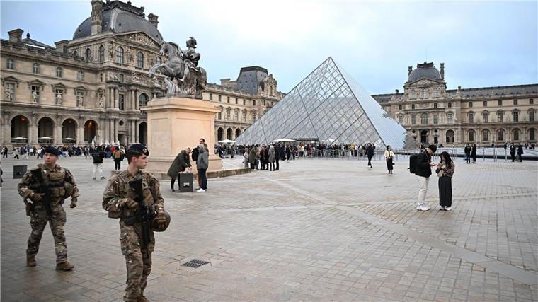 Juwelendiebstahl im Louvre – Ermittler prüfen Alarmanlage Nach dem Kunstraub im Louvre in Paris dauert die Fahndung nach den Tätern und ihrer Beute an. (Archivbild)