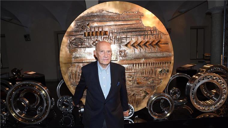 Italiens Bildhauer Arnaldo Pomodoro ist gestorben Nach dem Kunststudium zog Pomodoro mit seinem Bruder Giò nach Mailand - er fand schnell internationale Anerkennung. (Archivbild)