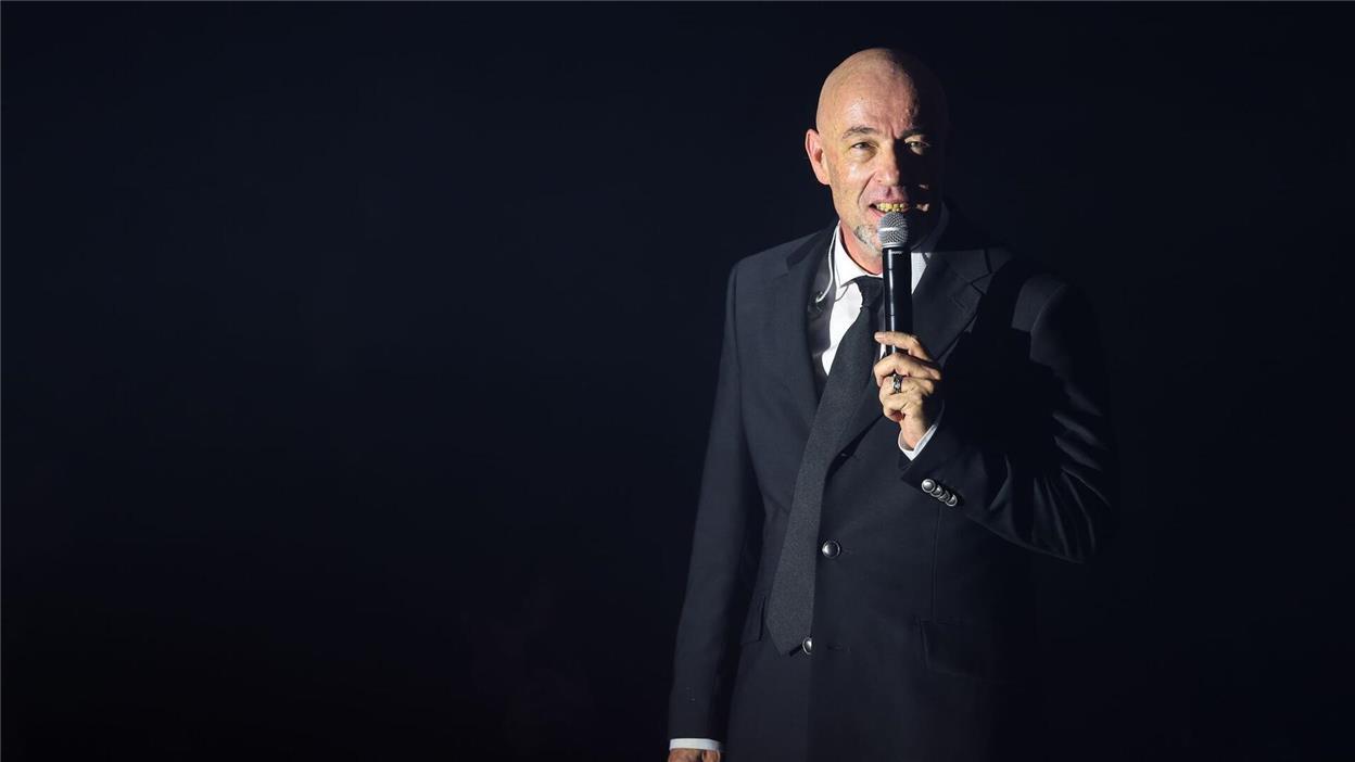 „Ich habe Euch vermisst“ - Unheilig-Comeback mit Schreck Nach dem kurzen Schreckmoment spielten Unheilig weiter.