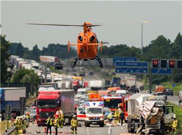 Nach dem Lkw-Unfall auf der A2 wurde ein Notarzt per Hubschrauber eingeflogen.