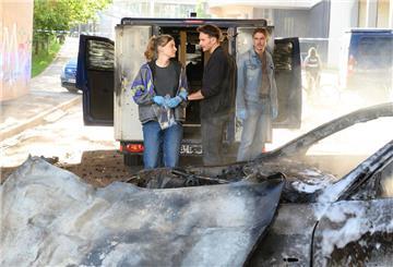 Nach dem nächtlichen Überfall auf einen Geldtransporter am Tatort (l-r): Hauptkommissarin Pia Heinrich (Ines Marie Westernströer), Hauptkommissar Leo Hölzer (Vladimir Burlakov) und Hauptkommissar Adam Schürk (Daniel Sträßer)