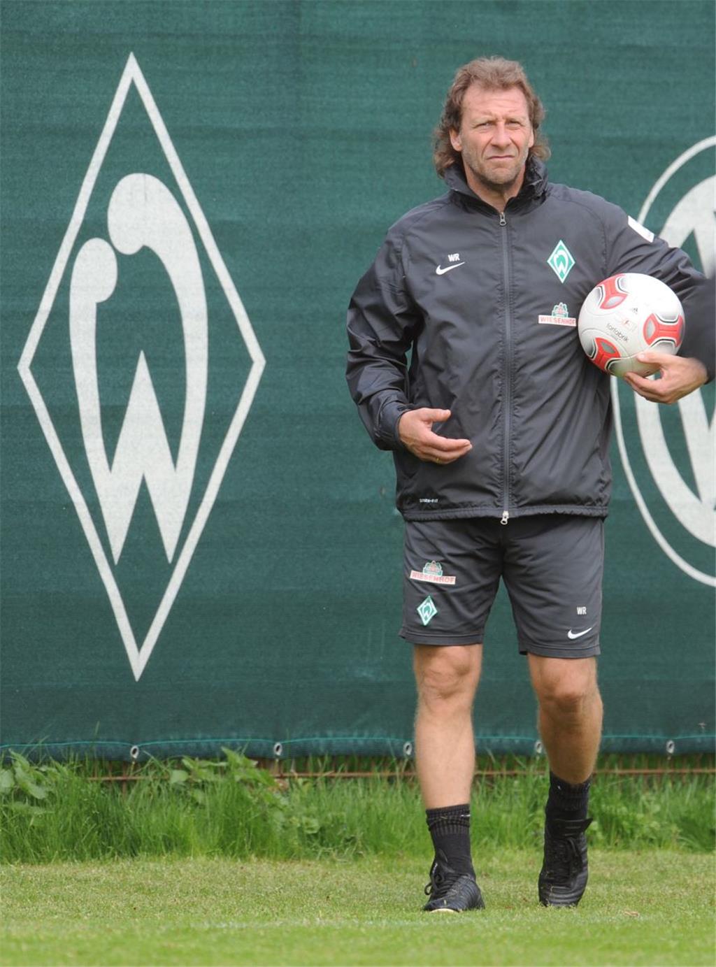 Nach dem Schaaf-Rücktritt übernahm Wolfgang Rolff interimsweise das Training vom...