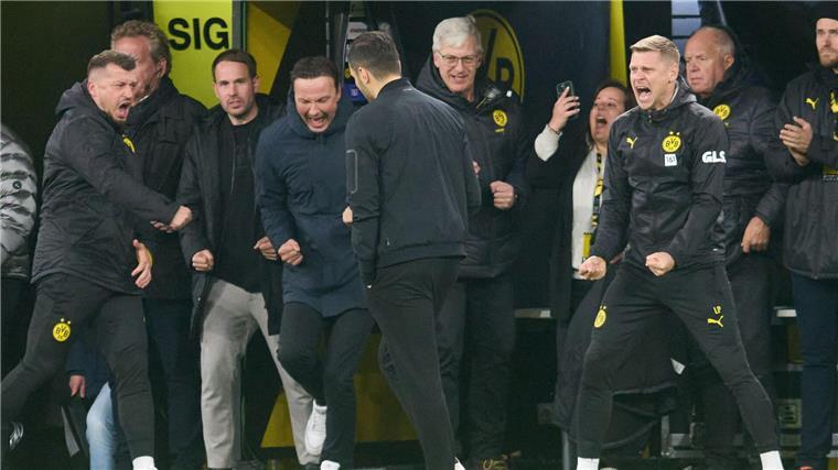 Nach dem Schlusspfiff entlädt sich der Druck auf der Dortmunder Trainerbank.