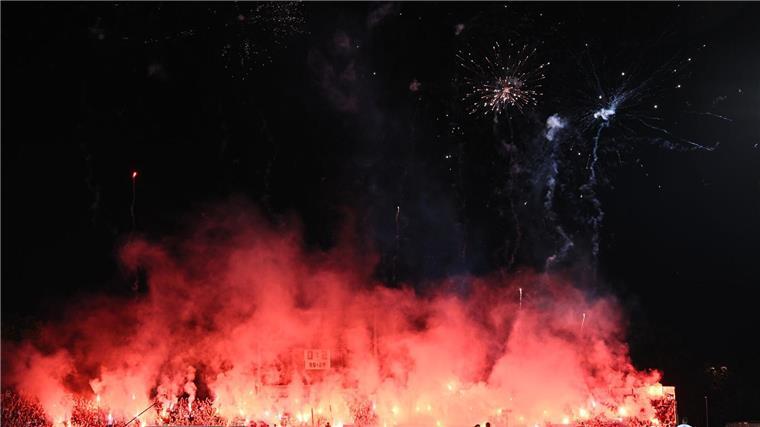 Kompany gewinnt erstes Pflichtspiel mit „seriösen“ Bayern Nach dem Seitenwechsel wrd in der Bayern-Kurve Pyrotechnik gezündet.