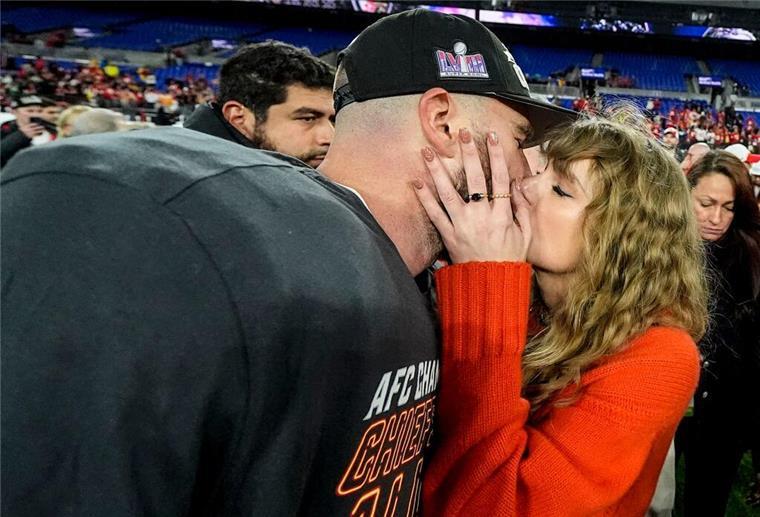 Travis Kelce: Wünschte, ich könnte mit Taylor zu den Grammys Nach dem Sieg der Kansas City Chiefs gegen die Baltimore Ravens gibt es für Travis Kelce einen dicken Kuss von Taylor Swift.