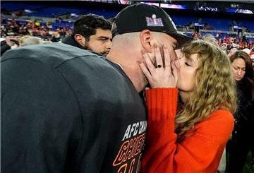 Nach dem Sieg der Kansas City Chiefs gegen die Baltimore Ravens gibt es für Travis Kelce einen dicken Kuss von Taylor Swift.
