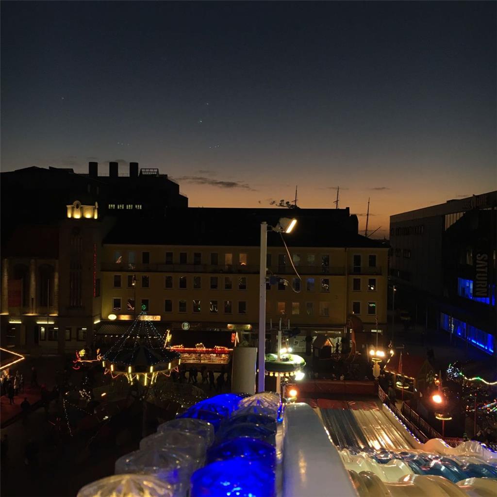 Nach dem Sonnenuntergang wird es auf dem Weihnachtsmarkt erst so richtig gemütli...