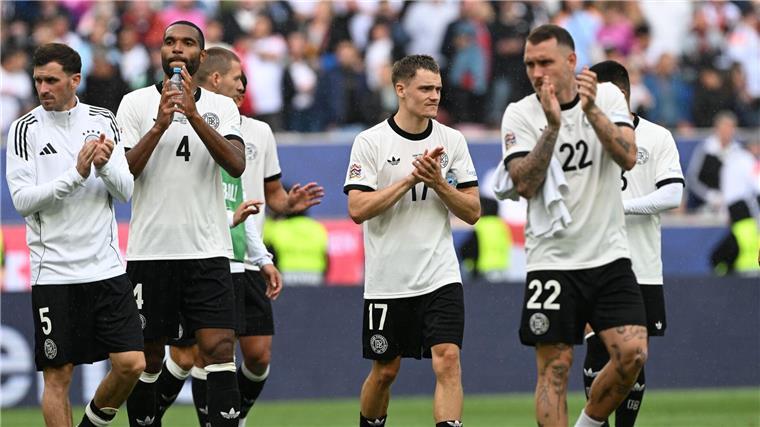 Nach dem Spiel bedanken sich Fußballer der deutschen Nationalmannschaft bei ihren Fans. Die Deutschen landeten im Wettbewerb Nations League auf Platz vier. 