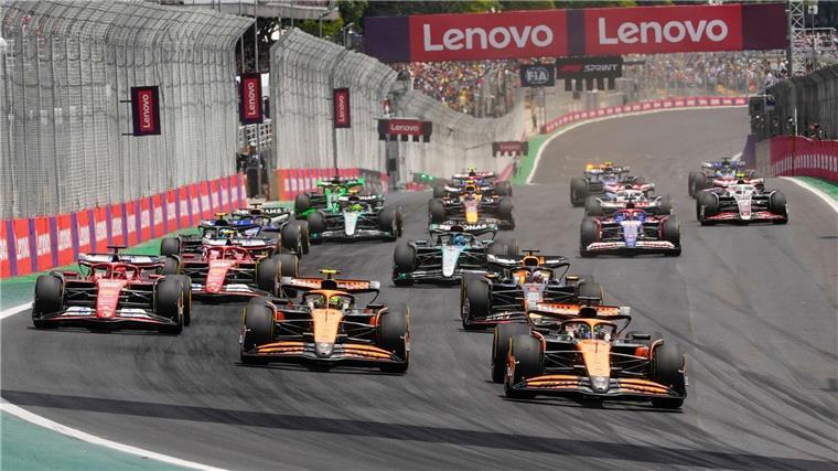 Nach dem Start lag Oscar Piastri (r) noch vor seinem Teamkollegen Lando Norris.