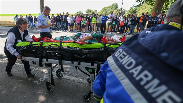 Philipsen nach Horror-Sturz: „Gebe Coquard keine Schuld“ Nach dem Sturz ging es für den Belgier Jasper Philipsen gleich ins Krankenhaus.