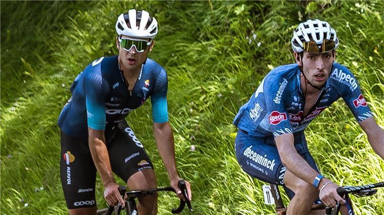 Nach dem Tod des Radprofis André Drege (l) bei der Österreich-Rundfahrt endet die letzte Etappe des Rennens mit einer Kondolenzfahrt.