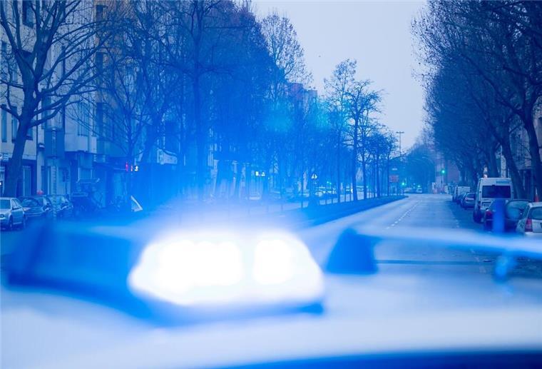 Passanten finden schwer verletzten Mann in Stader Parkhaus - kurz darauf ist er tot Nach dem Tod eines 44-Jährigen in Stade ermittelt die Polizei nun wegen Totschlags.