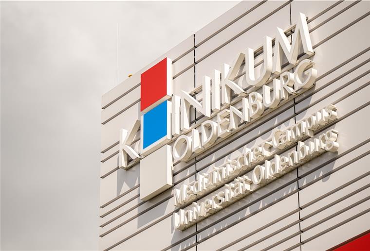 Eine Außenaufnahme zeigt den Namen des Klinikums in Oldenburg. Ein frühgeborenes Baby ist im Klinikum Oldenburg wenige Tage nach der Geburt an verunreinigter Milchpulvernahrung gestorben. Ein weiteres Frühchen ist deshalb schwer erkrankt. 