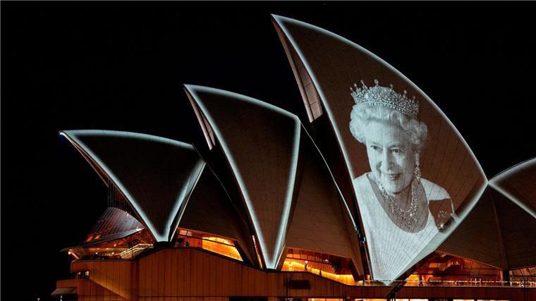 Wahrzeichen Australiens: Sydneys Opernhaus wird 50 Nach dem Tod von Königin Elizabeth II. wurde ihr Porträt auf das Opernhaus projiziert.