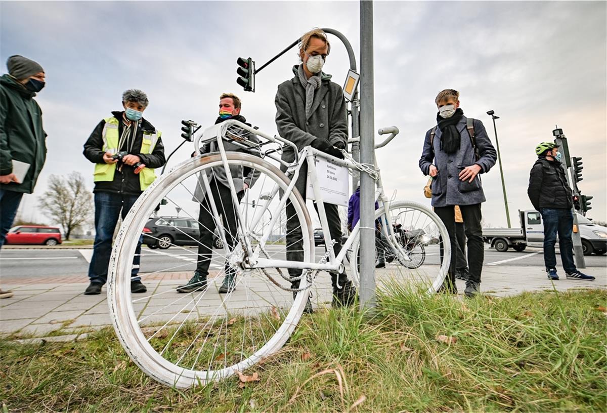 Nach dem tödlichen Unfall mit einem Fahrradfahrer haben ADFC-Mitglieder am Montagnachmittag ein sogenanntes Ghost Bike an der Weserstraße aufgestellt.