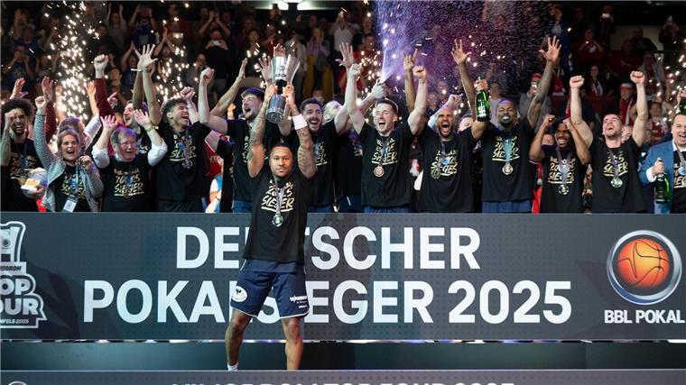 Partymarathon für Basketball-Pokalsieger des MBC Nach dem überraschenden Pokalsieg hatten die Spieler des MBC allen Grund zu feiern.