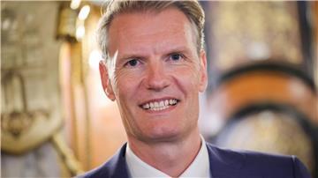 Nach dem umstrittenen ersten Bürgerschaftsbeschluss zum Einstieg der weltgrößten Reederei MSC beim Hamburger Hafenlogitiker HHLA versucht MSC-Chef Soren Toft in einem Interview Vertrauen aufzubauen.