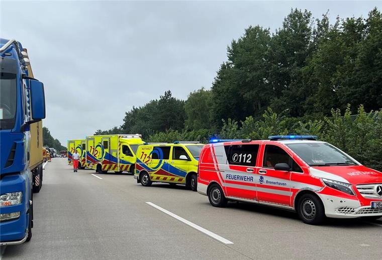 Unfall zwischen Laster und Auto: A27 stundenlang gesperrt Einsatzfahrzeuge auf der A27