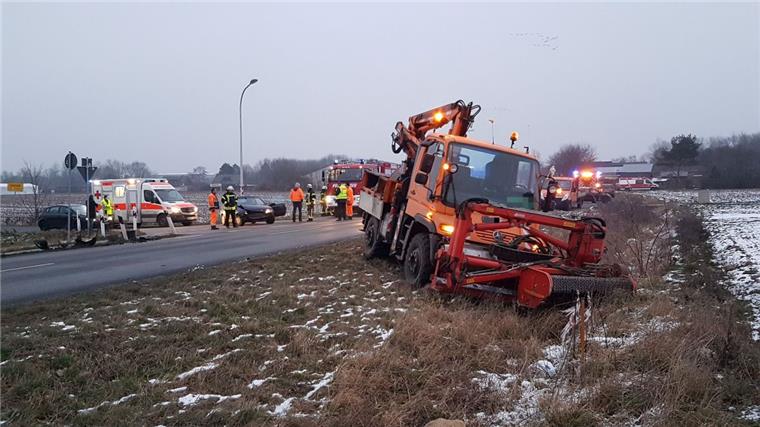 Nach dem Unfall in Loxstedt landete der Unimog im Straßengraben.
