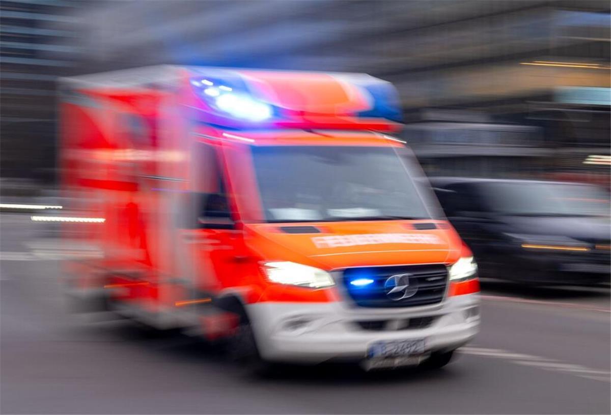 Lebensgefahr nach Arbeitsunfall: Monteur in Hannover eingeklemmt Ein Rettungswagen der Feuerwehr fährt mit Blaulicht zum Einsatz (Aufnahme mit Langzeitbelichtung). (zu dpa: «Tödlicher Arbeitsunfall mit Trennschleifer»)