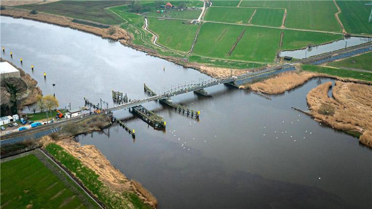 Geldstrafe im Prozess gegen Kapitän nach Unfall an Brücke Nach dem Unfall war der Schiffsverkehr für mehrere Tage und der Bahnverkehr für mehrere Wochen unterbrochen. (Archivbild)