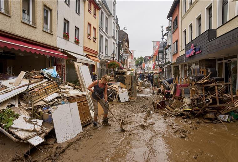 Nach dem Unwetter in Rheinland-Pfalz/Ahrweiler: Anwohner und Ladeninhaber versuchen, ihre Häuser vom Schlamm zu befreien. Um gegen Starkregenereignisse gewappnet zu sein, will Geestlands Bürgermeister Thorsten Krüger städtebaulich vorsorgen.