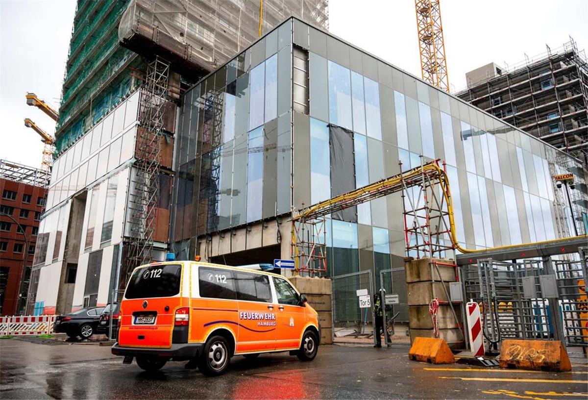 Bergung des vierten Toten auf Hamburger Baustelle dauert Nach dem verheerenden Unfall auf einer Großbaustelle mit vier Toten gehen am Dienstag die Ermittlungen zur Unglücksursache weiter.