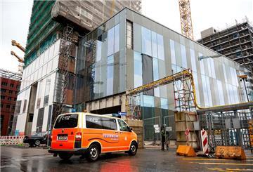 Nach dem verheerenden Unfall auf einer Großbaustelle mit vier Toten gehen am Dienstag die Ermittlungen zur Unglücksursache weiter. 