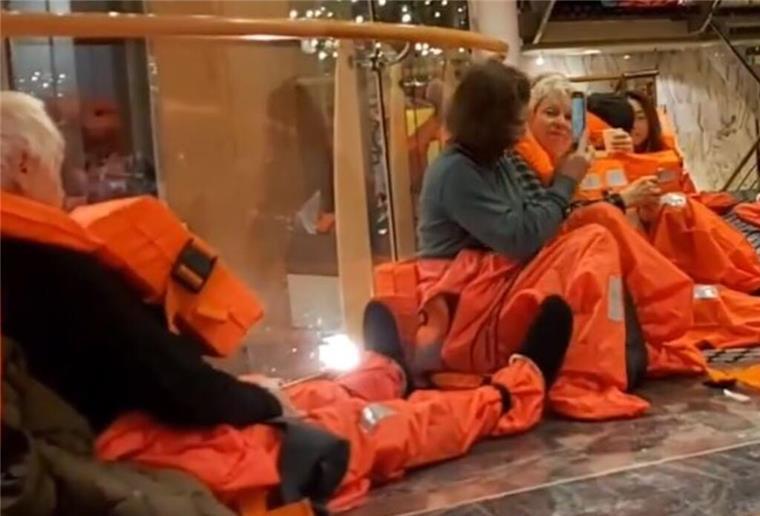 Nach dem „Wellentreffer" müssen die Passagiere der „Maud" unter Deck warten und Überlebensanzüge anziehen.