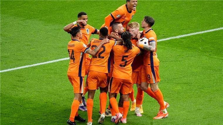 Nach dem wichtigen Tor zum 1:1 jubeln die „Oranje“-Spieler.