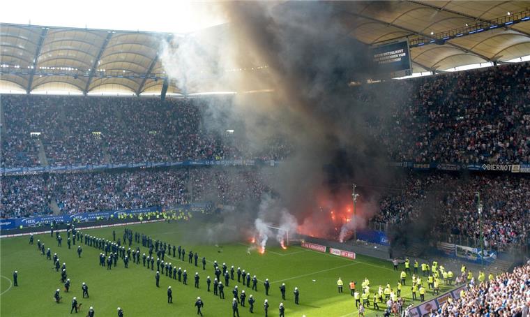 HSV steigt erstmals aus Bundesliga ab Nach dem Zünden von Rauchbomben und Feuerwerkskörpern im HSV-Fanblock kurz vor Ende, musste das Spiel unterbrochen werden.