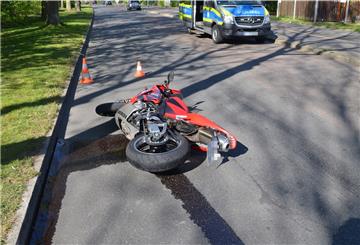 Nach dem Zusammenprall mit dem Messwagen rutschte das Motorrad weiter und prallte gegen den gegenüberliegenden Bordstein.