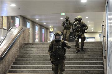 Nach den Anschlägen in München ist der öffentliche Nahverkehr eingestellt worden. Hier sichern Polizisten in der U-Bahnstation Karlsplatz (Stachus) in München  das Gelände. 