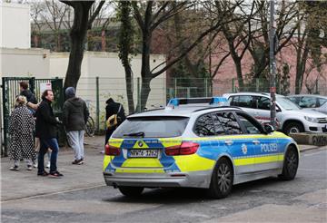 Nach den Auseinandersetzungen von Abiturienten während der Abi-Mottowoche fährt die Polizei vor dem Humboldt-Gymnasium in Köln Streife. Ein Abistreich war eskaliert.