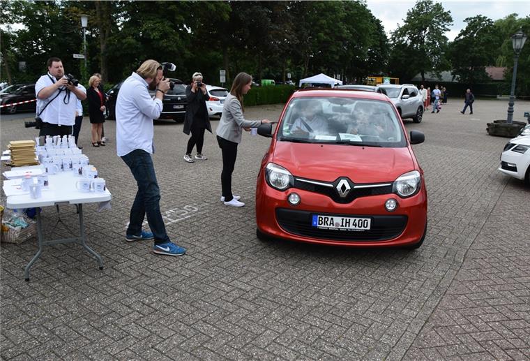 Nach den Reden auf einer Hebebühne übergaben die Lehrer und Lehrerinnen die Zeugnisse durchs Autofenster.