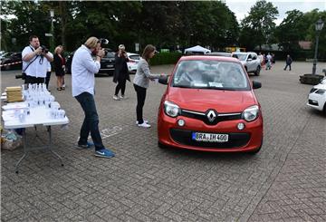 Nach den Reden auf einer Hebebühne übergaben die Lehrer und Lehrerinnen die Zeugnisse durchs Autofenster.