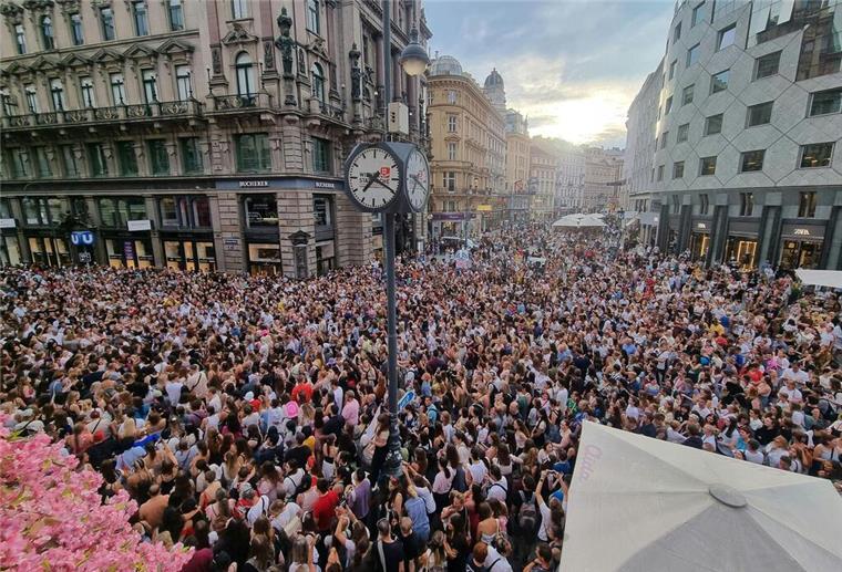 CIA: Riesige Anzahl an Toten bei Swift-Konzert verhindert Nach der Absage der Konzerte versammelten sich Swift-Fans In der Wiener Innenstaft. (Archivbild)
